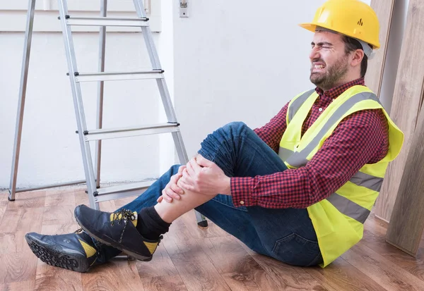 Trabajador doloroso después de la lesión en el trabajo — Foto de Stock