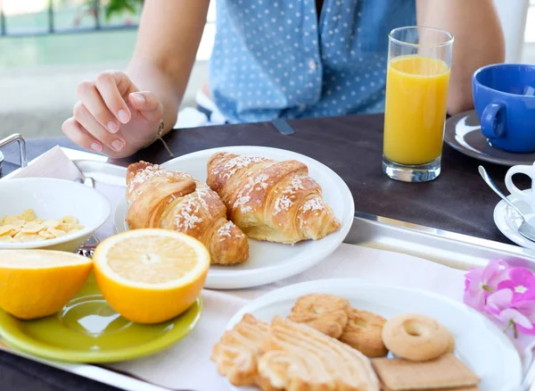 Desayuno continental saludable servido en una bandeja — Foto de Stock