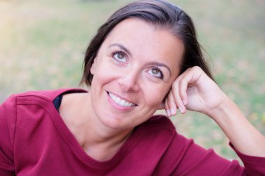 Merak ile doğal kadın ifade bir parkta 