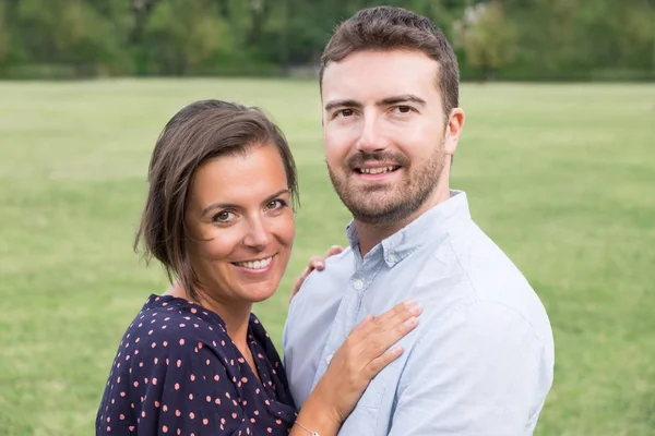 Kadın erkeğini açık bir parkta sarılma