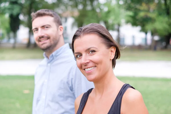 Pár muž a žena dohromady portrét venkovní — Stock fotografie