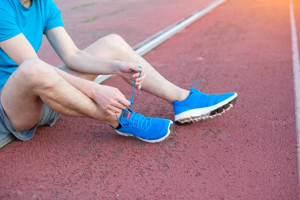 Deportista atándose los cordones listos para la carrera —  Fotos de Stock