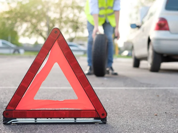 Adam bir düz lastik araç arıza sonra değiştirme