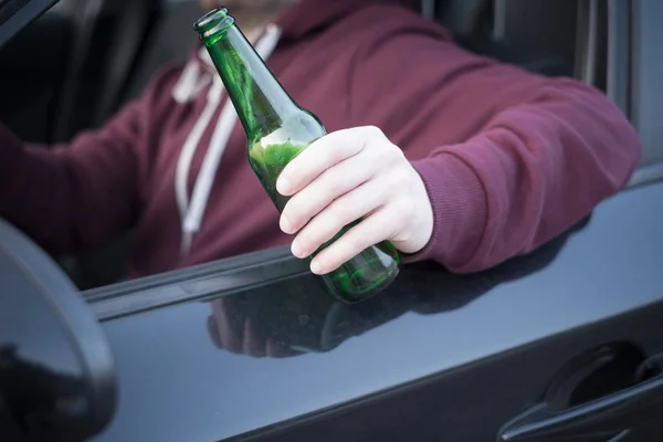 酔っぱらい飲酒と彼の車を運転 — ストック写真