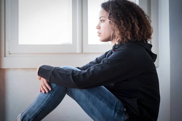 Alleen en eenzaam meisje depressief gevoel — Stockfoto