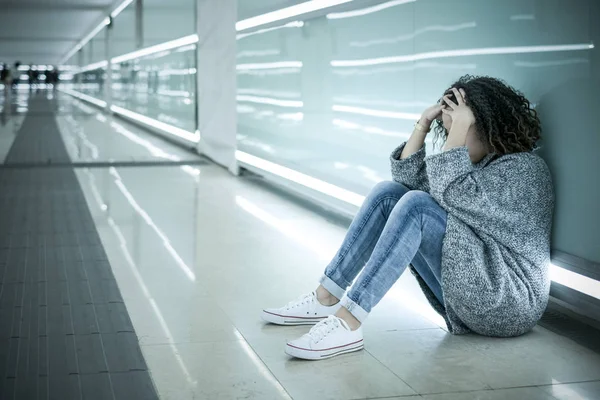 Chica solitaria y triste sentada en el suelo — Foto de Stock