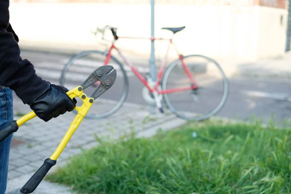 Dief stelen geparkeerde fiets in de stad straat — Stockfoto