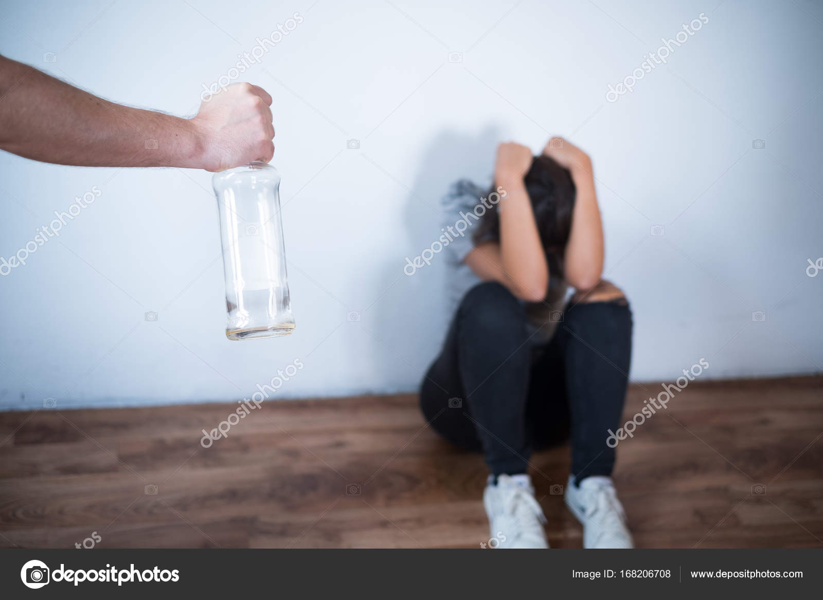 mujer con hombre indefenso