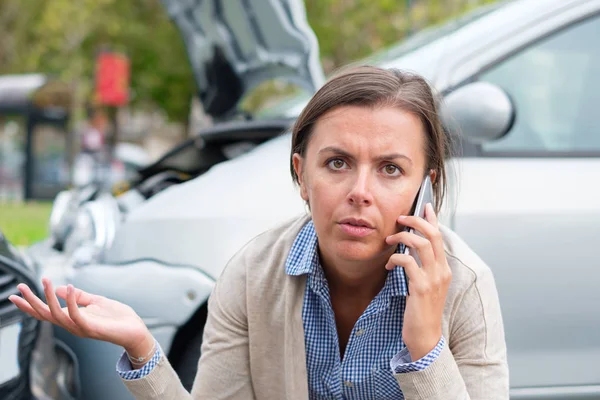 Yolda trafik kazası raporu için arama kadın