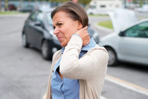 Kobieta szyi boli po wypadku samochodowym na ulicy — Zdjęcie stockowe