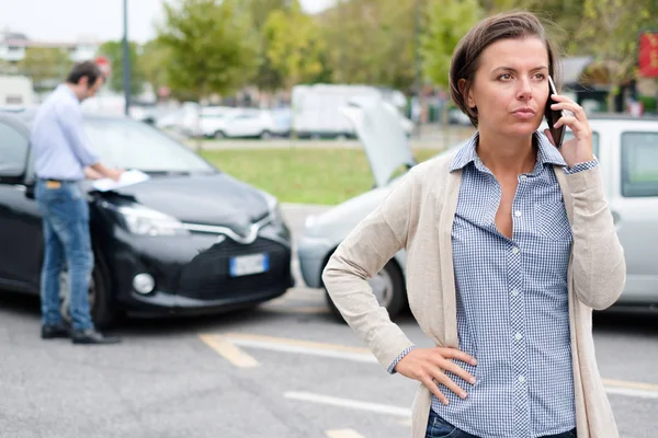 Woman driver and man filling insurance report document  after ca — Stock Photo, Image