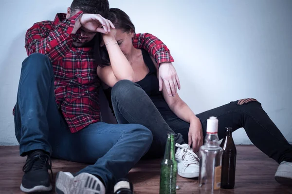 Berusade människor som ligger på golvet efter att ha druckit för mycket — Stockfoto