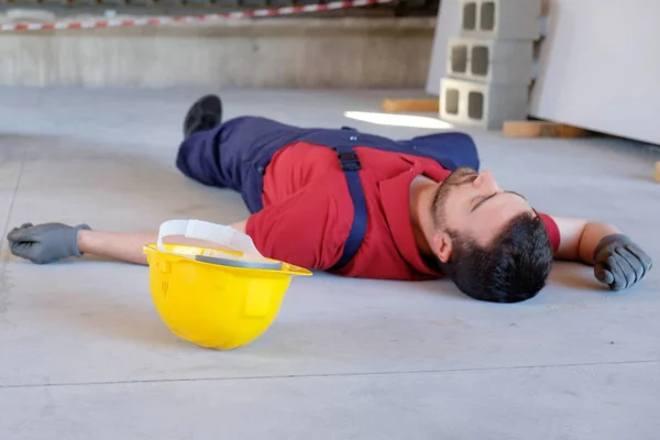 Worker in a faint after on-the-job injury — Stock Photo, Image