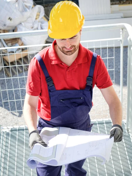 Portret van fabrieksarbeider op het opbouwen van site achtergrond — Stockfoto