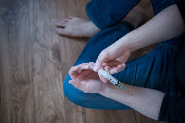 Uomo tossicodipendente iniettando eroina nel braccio — Foto Stock