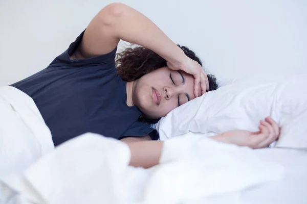 Enferma mujer negra acostada en la cama — Foto de Stock