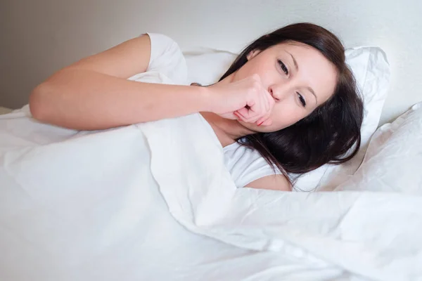 Mujer enferma sintiéndose mal y acostada en la cama — Foto de Stock