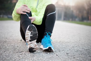 Runner ise eğitim col şehir parkında yaralı ayak bileği ile