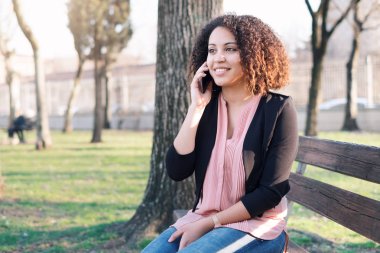 Siyah kadın cep telefonu üzerinde arama