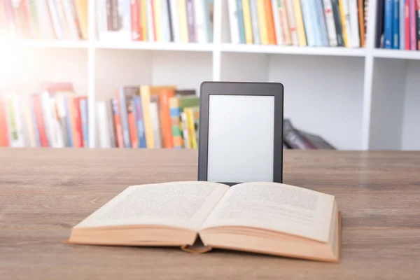 Lector de libros electrónicos en una pila de libros — Foto de Stock