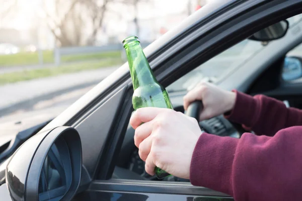 Betrunkener fährt Auto und trinkt — Stockfoto