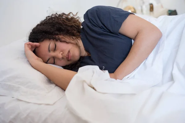 Black woman lying in bed trying to sleep — Stock Photo, Image