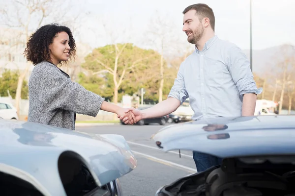 Hombre y mujer encontrando un acuerdo después de un accidente de coche — Foto de Stock