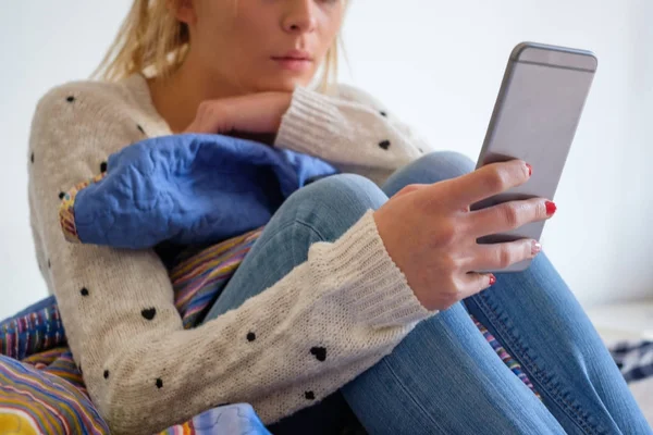 Joven adolescente girll con teléfono en su cama — Foto de Stock