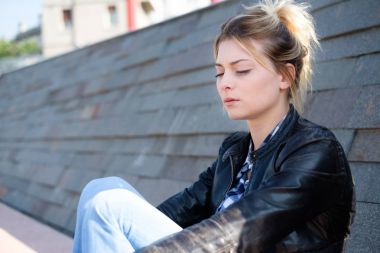 Genç kız sokak şehirde kötü hissediyor