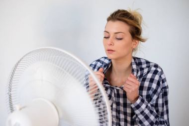 Kız yaz ısı pus yenilemek çalışıyor