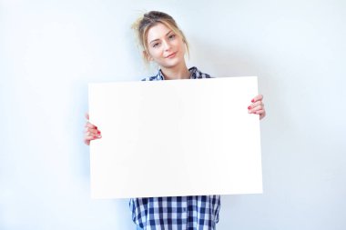 Bir büyük beyaz karton metin kopya alanı için gösterilen kız