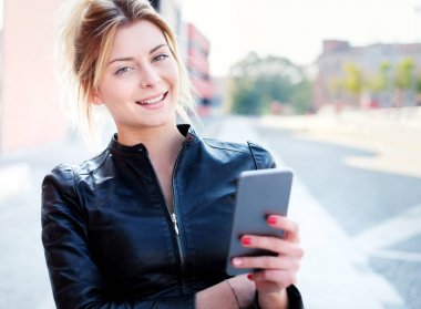 Cep telefonu sokakta holding neşeli kız portresi