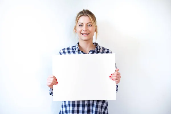 Chica sonriente sosteniendo un espacio de copia de cartón blanco —  Fotos de Stock