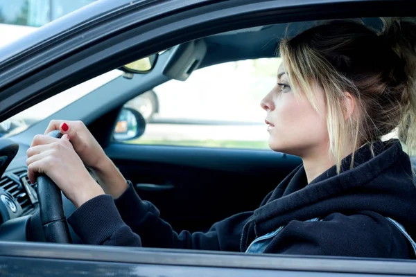 Portrait de jeune femme conduisant sa voiture — Photo