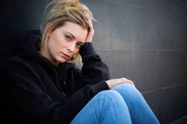 Alleen en verdrietig meisje portret op zwarte muur — Stockfoto