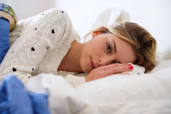 Worried girl lying on the bed having to wake up — Stock Photo, Image