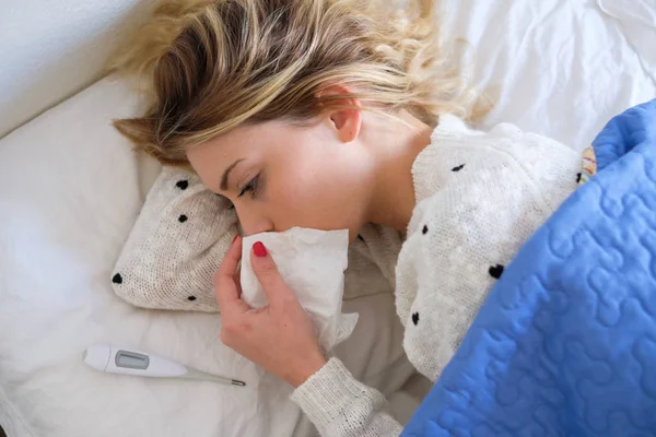 Chica joven está llorando y acostada en la cama — Foto de Stock