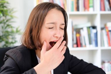 Masanın arkasında oturan genç office kız yawining