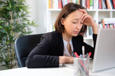 Genç yorgun işkadını yorgun ve çaresiz