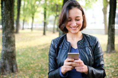 İçin cep telefonu portre ve kopya yer tutan genç kız