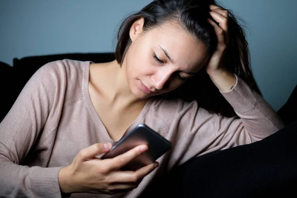 Mulher triste descobrindo namorado traição mensagem de telefone — Fotografia de Stock