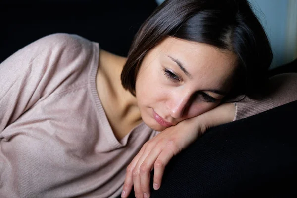 Deprimida chica sintiendo emociones negativas en la noche en la oscuridad — Foto de Stock