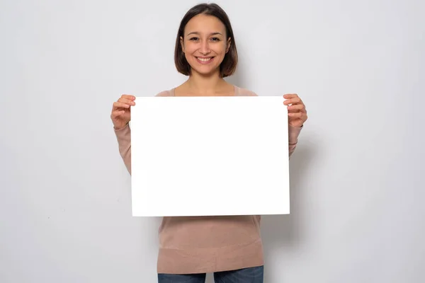 Chica feliz mostrando una pancarta vacía para copyspace —  Fotos de Stock