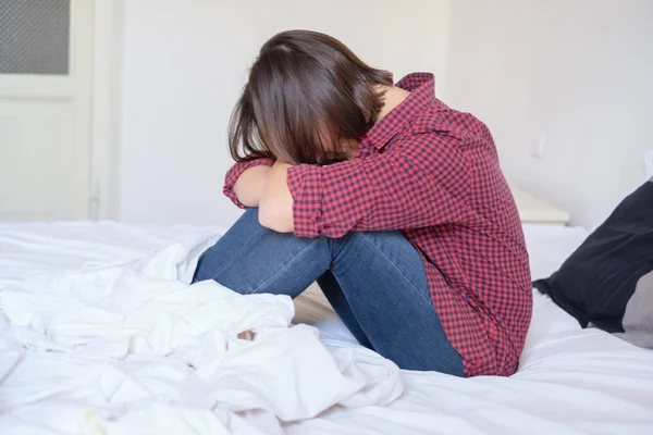 Mujer triste llorando y escondiendo la cara — Foto de Stock