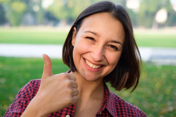 Vrolijke jongedame gevoel positief met duim omhoog gebaar — Stockfoto