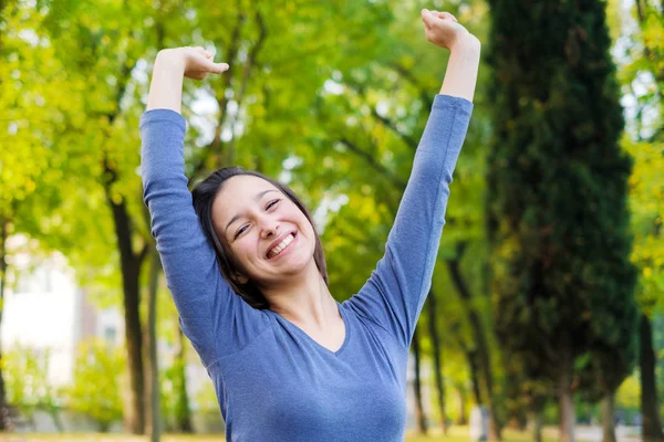 Mujer sintiéndose tranquila y relajada en contacto con la naturaleza enviro —  Fotos de Stock