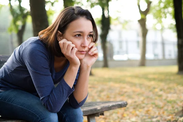 Retrato de una chica acosada sintiéndose sola y preocupada — Foto de Stock