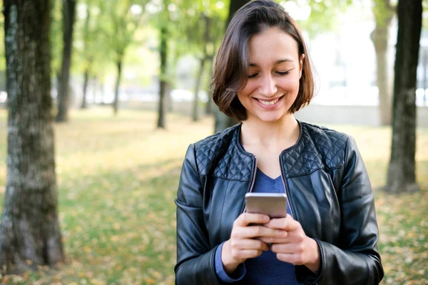 Jovencita sosteniendo el retrato del teléfono móvil y espacio de copia para — Foto de Stock