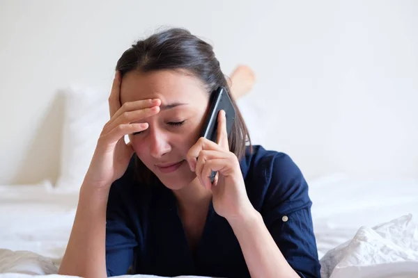 Chica preocupada escuchando malas noticias durante una llamada telefónica — Foto de Stock