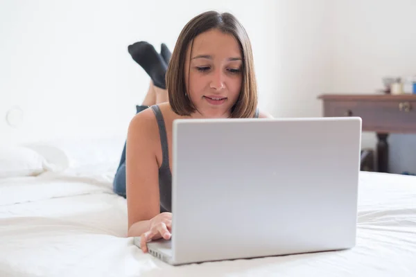 Zrelaksowany kobieta z przodu jej laptop — Zdjęcie stockowe